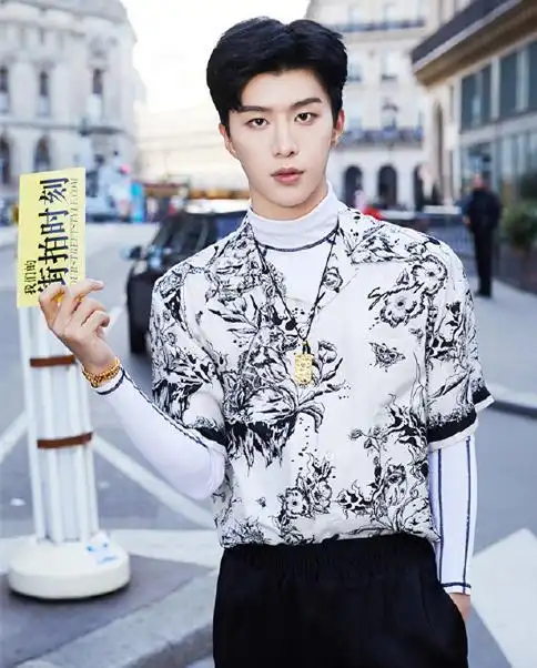 范丞丞好潮一男的,衣服偏挑花的穿,连花衬衫都能搭出高级感