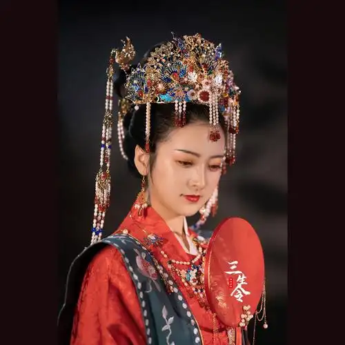 制也可宋制汉服烧蓝发冠非常重工,同时婚礼也很百搭,不想带凤冠的姐妹