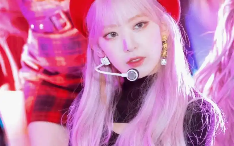 (宫脇咲良)南韩五代门面 全程圈粉高能粉发名场面 被嘲脸崩次次美出圈