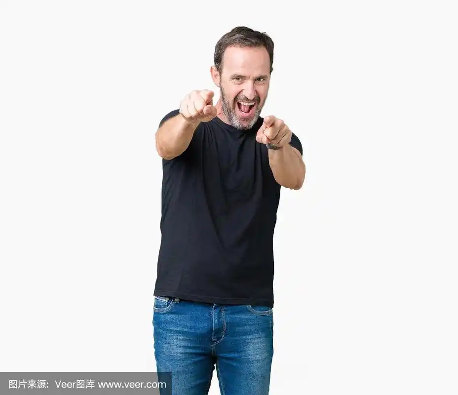 英俊的中年老汉孤立的背景用手指指着你和镜头,微笑着积极开朗
