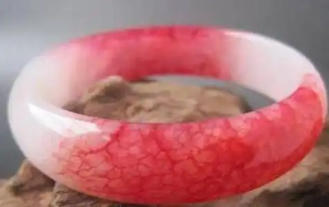 其形成需要数百年乃至千年的化学反应与时间积淀,因而价格不菲一玉