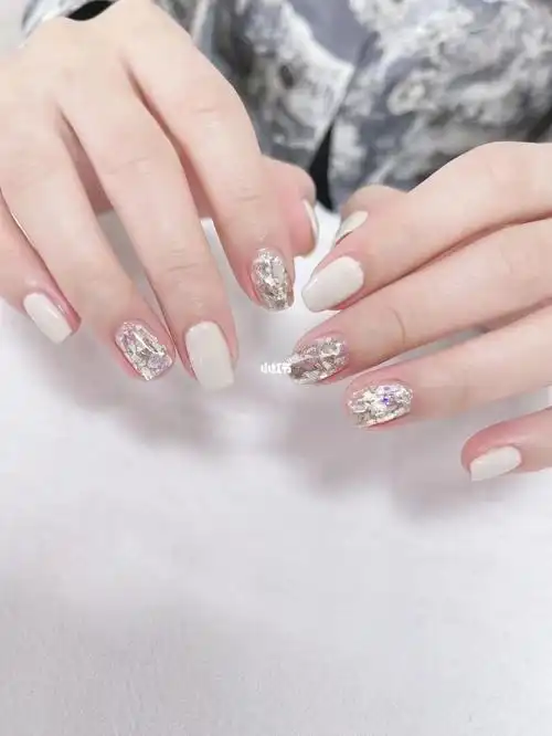 气质奶白亮片美甲爆闪哦夏季爆款推荐