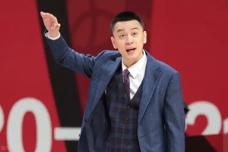 原创杨鸣遭批评!知名媒体人曝其致命缺陷,或成辽篮cba夺冠拦路虎
