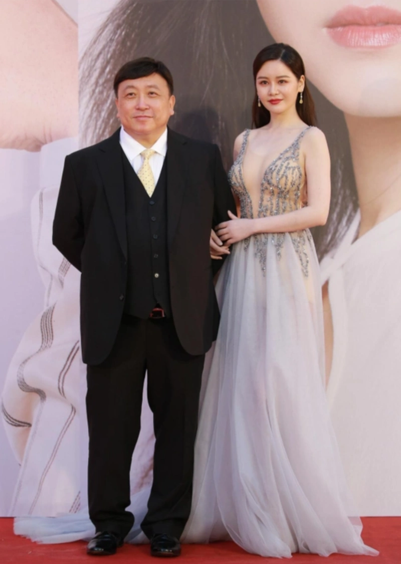 邱意浓晒与王晶同框视频,相偎靠怀举止亲密,两人关系引发热议