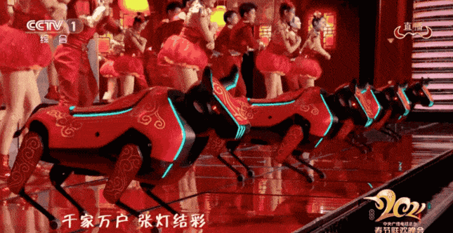 春晚机甲牛夸王冰冰好漂亮现场小牛机器人看起来也非常好看