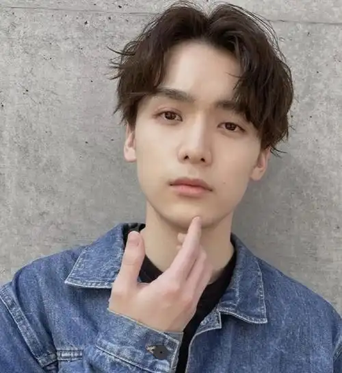 厌倦的直发的男生,自然的纹理烫了解一下,自然蓬松的头发跟清爽的大