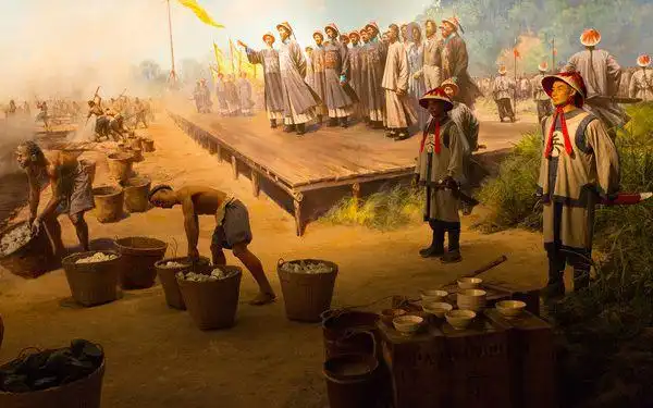 虎门销烟-剧照林则徐看着一箱箱鸦片被毁,他的心中一片宁静.