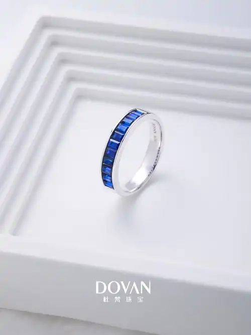 经典蓝宝石排戒款式,18k金镶嵌