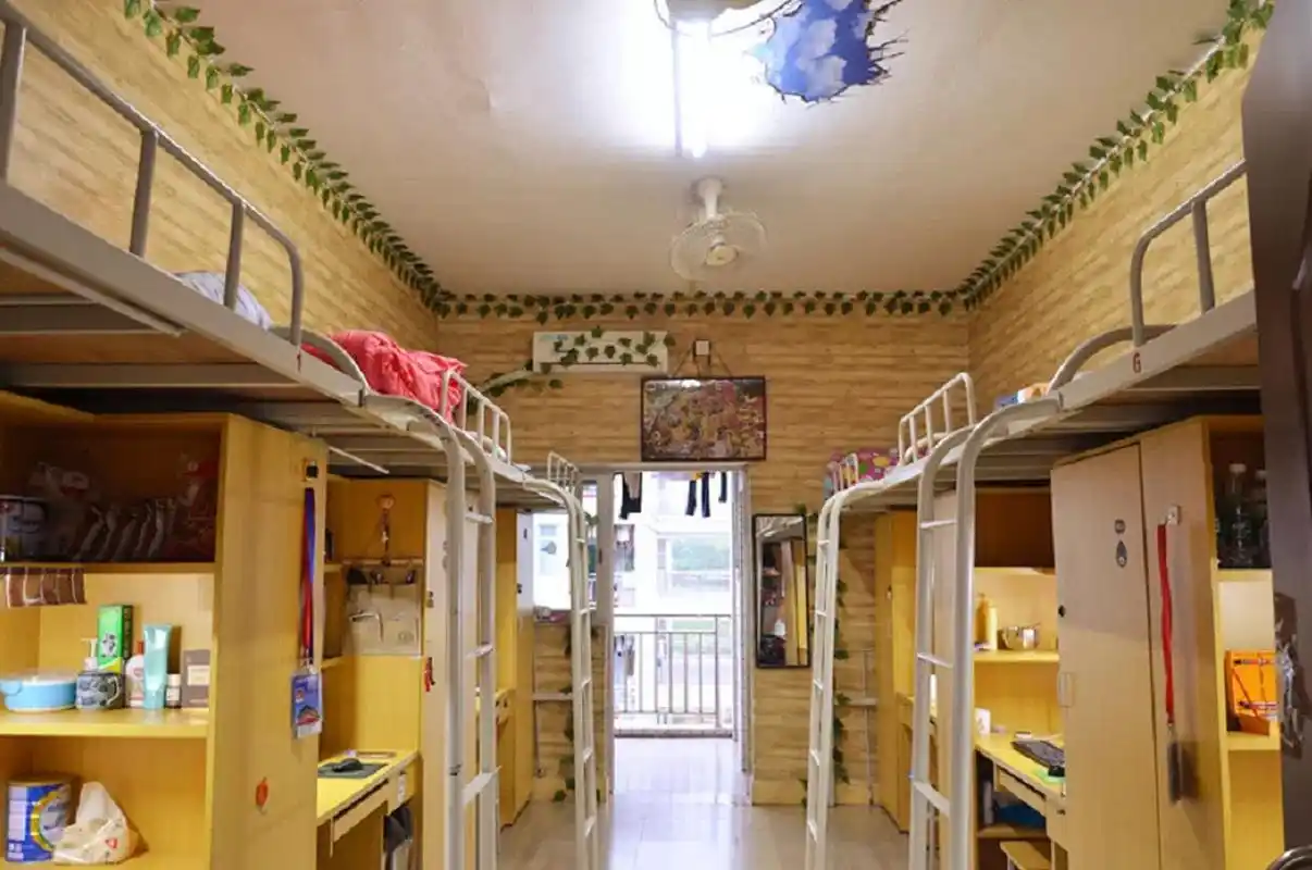 广州华夏学院真实宿舍 上床下桌四人间