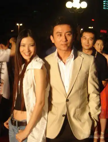 赵毅新戏拍摄忙日夜兼程代父领奖组图