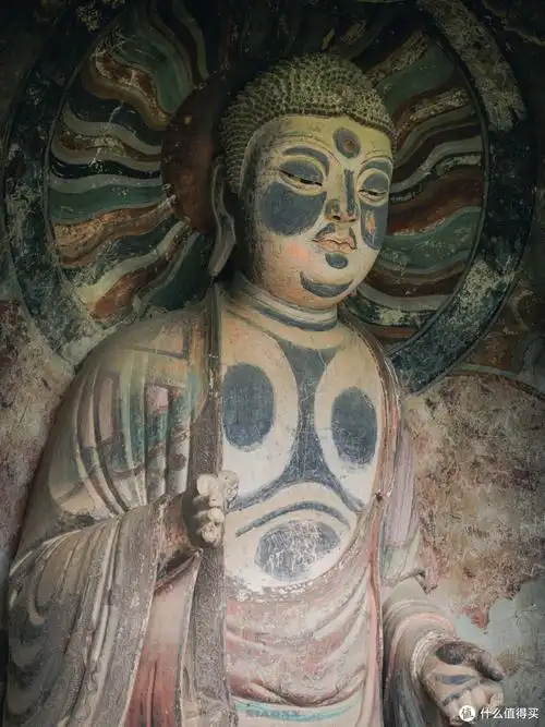 故称为东崖大佛,是麦积山现存最大的一组石胎泥塑造像