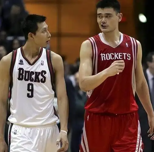 姚明的腹肌,易建联的腹肌,周琦的腹肌,真是没有对比就没有尴尬