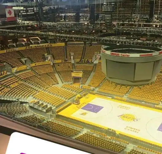 队,为了向球迷呈现一场精彩的对决,斯台普斯中心球馆内也是焕然一新