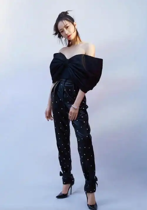 邓紫棋这次没穿皮裤挑战渔网袜的效果非常好终于有新风格