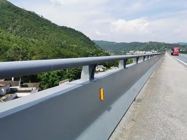 禾丰养护站:桥梁防撞墙"旧貌换新颜"