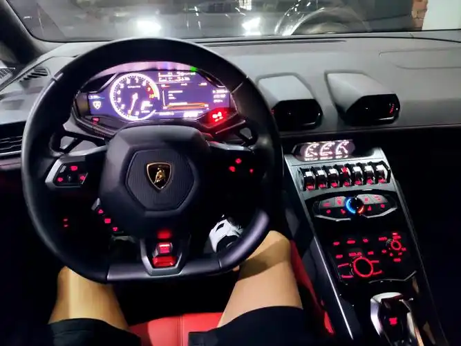 内饰部分,兰博基尼的仪表不用多说,充满了战斗气息,换挡按钮以及中控