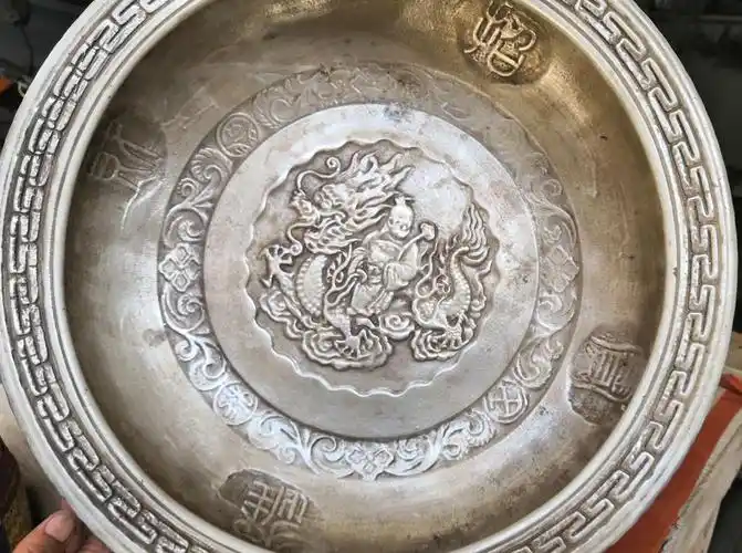 请问这个是否是清朝招财进宝银盆,如果是,现在的市价值多少钱?