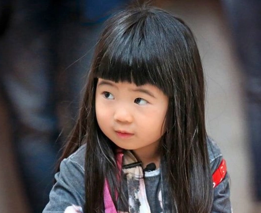 有种"变脸"叫曹格女儿长大了,8岁grace褪去婴儿肥,逆袭成女神