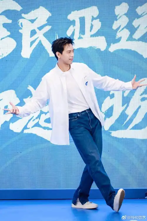 李现真的是帅气和可爱的结合体,学起舞来认真的样子,简直迷死人了.