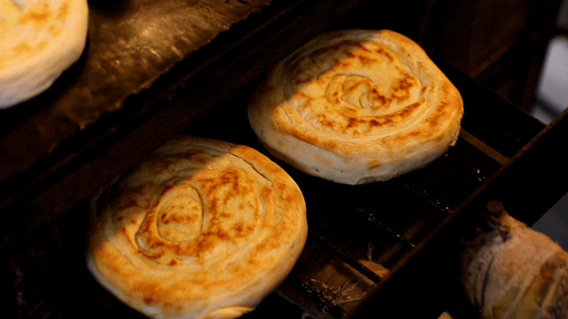 早起排队的全是潍坊人,潍坊肉火烧酥脆下嘴,黄河儿女哪管滚滚长江东