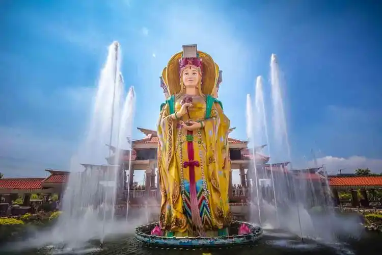 三面妈祖神像随着悠然的音乐 从水中缓缓升起, 升到空中32.