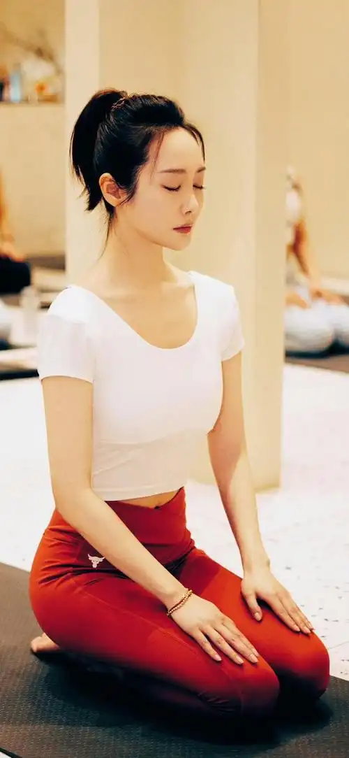 最近,李纯在社交媒体上分享了自己做瑜伽的照片,那画面,简直是美到让