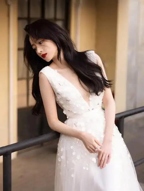 胡冰卿美到犯规的复古白纱裙