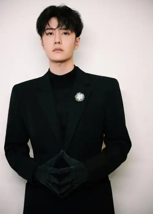 王一博黑西装大衣##王一博太阳花胸针