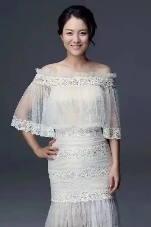 43岁沈傲君也老了穿大码裙装身材十分丰腴中年女人脸很真实