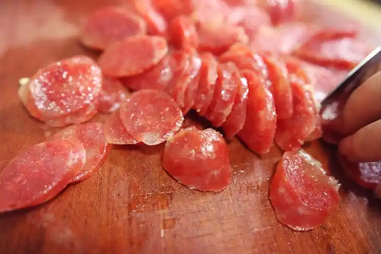 香肠配蒜苗是一绝,简单炒炒就能色味俱全,一上桌都抢着吃