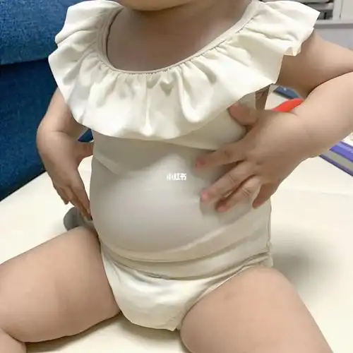 哪有肚子这么大的小女孩呀