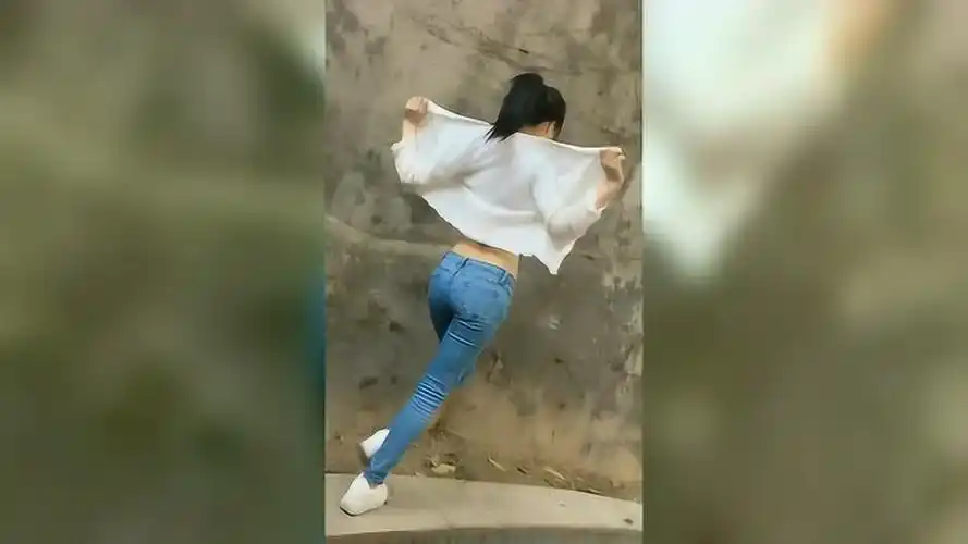 白色紧身衣蓝色牛仔裤美女背影很青春