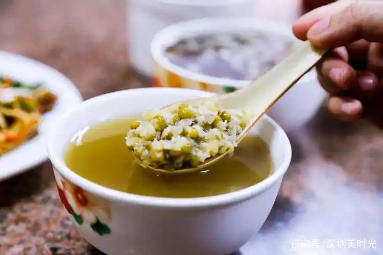 绿豆汤跟小时候妈妈煮出来的味道一模一样 这也是店里最受欢迎的糖水