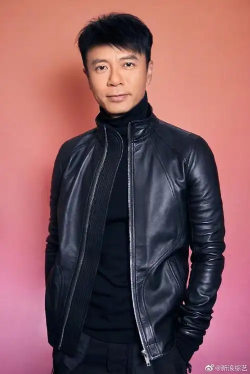 李克勤春节限定橘色皮衣