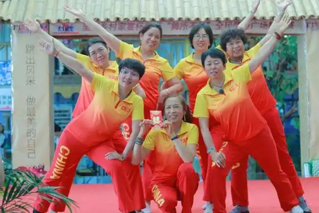 呈贡乡村家宴杯·第一届广场舞大赛结束,七彩欢乐舞队荣获一等奖|舞蹈
