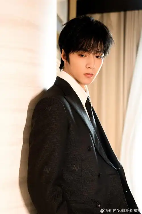 时代少年团-刘耀文身穿lv亮相第十四届北京国际电影节开幕式红毯!