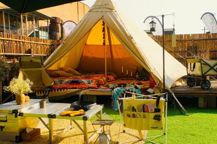 体验露营的氛围住帐篷户外做饭烧烤露天电影