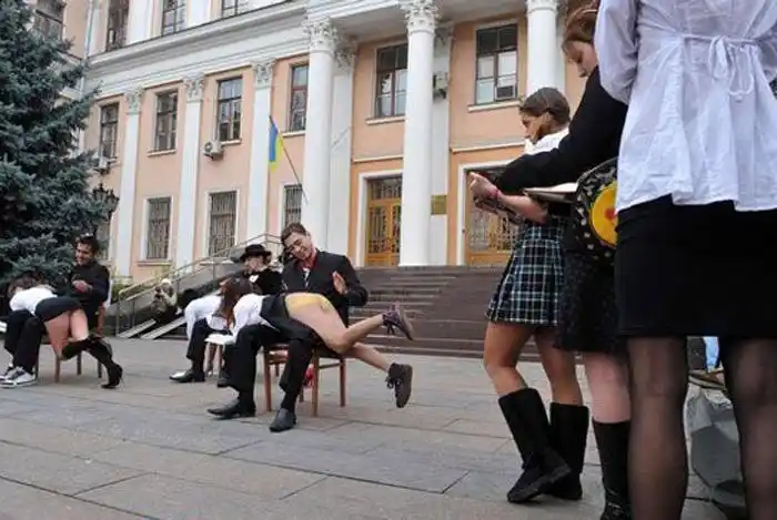 乌克兰女大学生抗议教授打屁股体罚