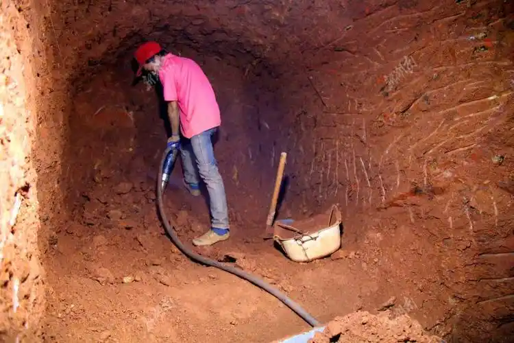 长沙县一农民自家后山挖洞千米欲做酒窖