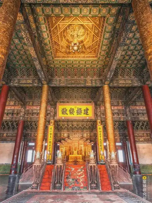 下图为太和殿,摄影师@柳叶氘)"真龙天子"宝座之上的借以烘托出殿又