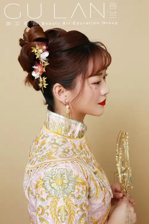 谷兰美妆教育频道的化妆造型作品《中式新娘盘发》