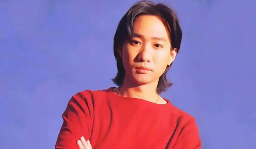 黄家驹墓碑被蓄意砸坏,现场狼藉一片,黄贯中发声怒斥