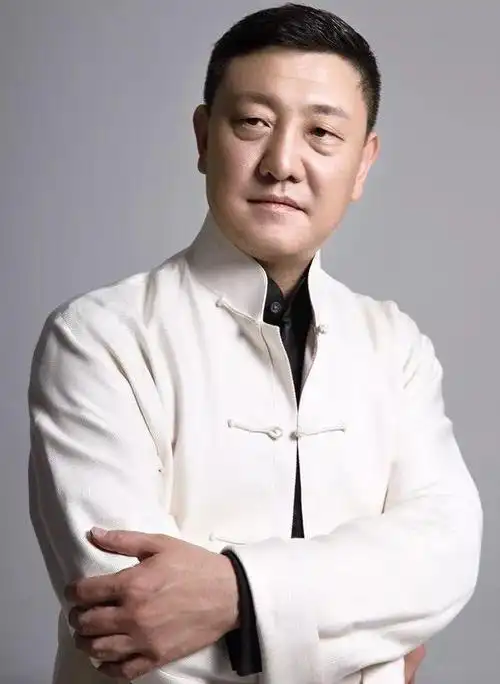 52岁韩磊现身商演,头发花白,沧桑憔悴,娶小16岁娇妻住四合院_腾讯新闻