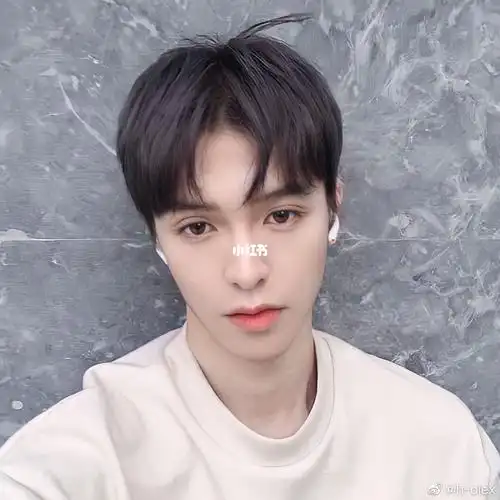 王南钧终于换微博头像和背景了