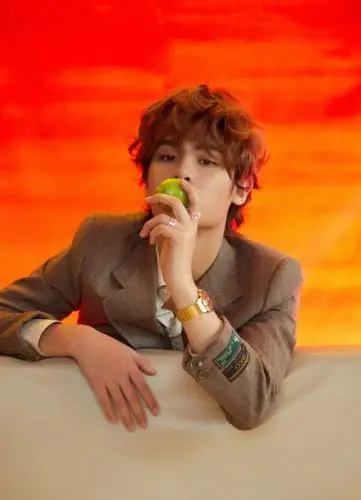 偶练黄明昊大胆挑战复古卷尽显高贵气质帅哭