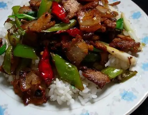 2 回锅肉盖浇饭材料:五花肉,两颗八角,葱结一个,生姜一小块,料酒少许