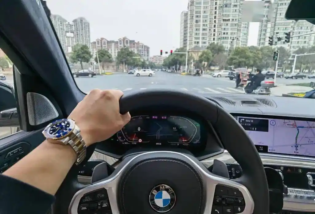 开宝马新3系激情跑山优点和缺点都在这里了