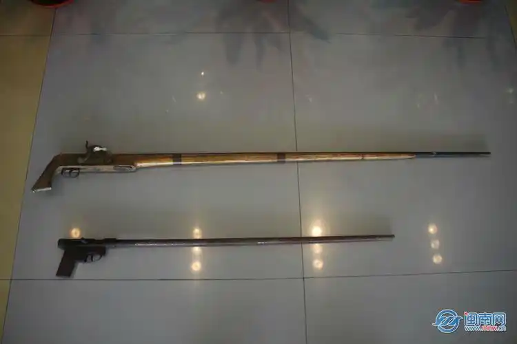 石狮村民上交两把祖传"爷爷级"鸟铳 长达1.32米