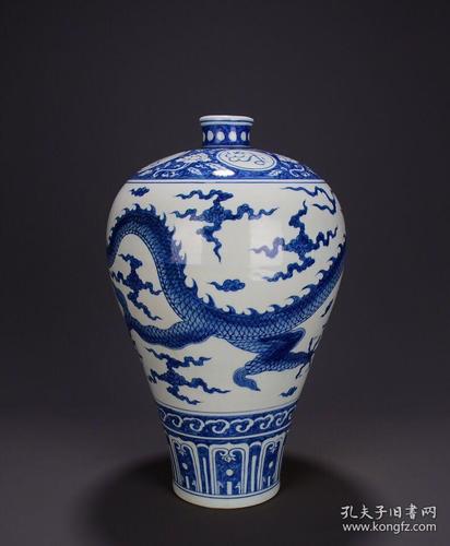 大明宣德青花祥云龙纹梅瓶