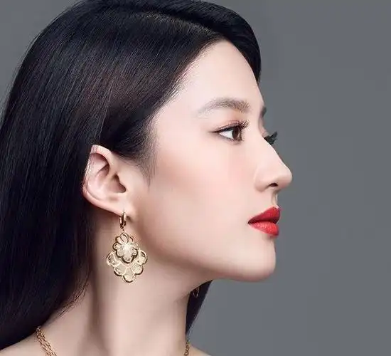 张翰娜扎疑闹分手,难道是因为娜扎把驼峰鼻磨平了不再纯天然?